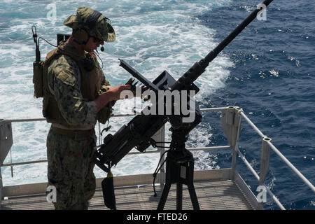 Golf von GUINEA (2. April 2014) - Gunner es Mate 3. Klasse Brandon Brents, zugeordnet der eingeschifften Sicherheits-Team auf gemeinsame, High-Speed-Schiff USNS Speerspitze (JHSV 1) lädt Munition in einem Kaliber.50 Maschinengewehr als Teil des U.S.-Ghana Seerecht Operation zur Durchsetzung unter dem afrikanischen Maritime Law Enforcement Partnerschaft (AMLEP) Programm kombiniert. AMLEP, die Betriebsphase von Afrika Partnerschaft Station (APS), vereint US Navy, US-Küstenwache und jeweiligen Afrika Partner maritimen Kräfte aktiv Patrouille des Partners Hoheitsgewässer und wirtschaftlichen ex Stockfoto