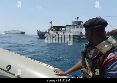 140402-N-AP176-020 Golf von GUINEA (2. April 2014) - Mitglied der ghanaischen Seepolizei begonnen auf gemeinsame, High-Speed-Schiff USNS Speerspitze (JHSV 1) schaut ein Verdacht illegaler Fischereifahrzeug vor dem einsteigen, als Teil des U.S.-Ghana Seerecht Operation zur Durchsetzung unter dem afrikanischen Maritime Law Enforcement Partnerschaft (AMLEP) Programm kombiniert. AMLEP, die Betriebsphase von Afrika Partnerschaft Station (APS), vereint US Navy, US-Küstenwache und jeweiligen Afrika Partner maritimen Kräfte aktiv Hoheitsgewässer und Wirtschaftszone des Partners zu patrouillieren Stockfoto