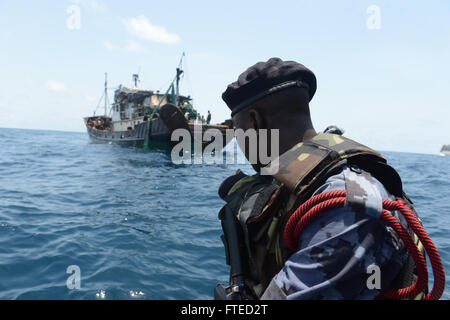 140402-N-AP176-038 Golf von GUINEA (2. April 2014) - Mitglied der ghanaischen Seepolizei begonnen auf gemeinsame, High-Speed-Schiff USNS Speerspitze (JHSV 1) schaut ein Verdacht illegaler Fischereifahrzeug vor dem einsteigen, als Teil des U.S.-Ghana Seerecht Operation zur Durchsetzung unter dem afrikanischen Maritime Law Enforcement Partnerschaft (AMLEP) Programm kombiniert. AMLEP, die Betriebsphase von Afrika Partnerschaft Station (APS), vereint US Navy, US-Küstenwache und jeweiligen Afrika Partner maritimen Kräfte aktiv Hoheitsgewässer und Wirtschaftszone des Partners zu patrouillieren Stockfoto