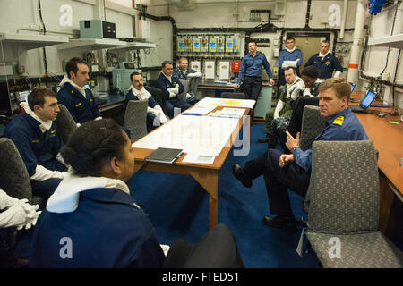 140406-N-WX580-023 Nordsee (6. April 2014) Rear Admiral Ben J. Key, Flag Officer Sea Training, unten rechts, spricht mit Personal aus den Zerstörer Geschwader (DESRON) 26 an Bord des Flugzeugträgers der britischen Royal Navy HMS Illustrious (R06) während der Übung Joint Warrior 14-1.  Gemeinsame Krieger 14-1, halbjährlich, Vereinigtes Königreich führte Trainingsübung NATO und Alliierten bieten ein einzigartiges Multi-Kriegsführung-Umfeld, um für globale Einsätze vorzubereiten. Die Übung Joint Warrior soll die Interoperabilität zwischen den alliierten Seestreitkräfte in einem operativen anspruchsvollen Umfeld zu verbessern. (US Stockfoto