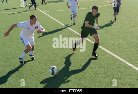 Dieses Foto zeigt Seeleute und Marines der USS Harry S. Truman (CVN 75), die während eines Hafenbesuchs in Palma de Mallorca am 6. April 2014 Fußball gegen die lokale spanische Mannschaft Pena Arrabal spielen. Die USS Harry S. Truman, Flaggschiff der Harry S. Truman Carrier Strike Group, ist im Zuständigkeitsbereich der 6. US-Flotte an maritimen Sicherheitseinsätzen beteiligt. Stockfoto