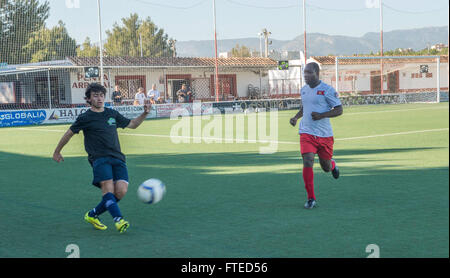 Am 6. April 2014 nahmen Seeleute und Marines der USS Harry S. Truman (CVN 75) bei einem Besuch in Palma de Mallorca an einem Fußballspiel mit der lokalen spanischen Mannschaft Pena Arrabal Teil. Diese Veranstaltung war Teil des Einsatzes des Schiffes zur Unterstützung von Maßnahmen zur Gefahrenabwehr und Zusammenarbeit im Seeverkehr. Stockfoto