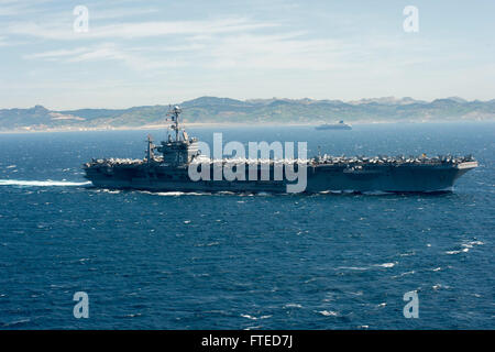 Der Flugzeugträger USS Harry S. Truman (CVN 75) durchquert die Straße von Gibraltar als Teil seines 9-monatigen Einsatzes. Das Schiff unterstützt maritime Sicherheitsoperationen und die Zusammenarbeit im Bereich der Theatersicherheit im Gebiet der 6. US-Flotte, was seine entscheidende Rolle bei globalen Operationen unterstreicht. Stockfoto