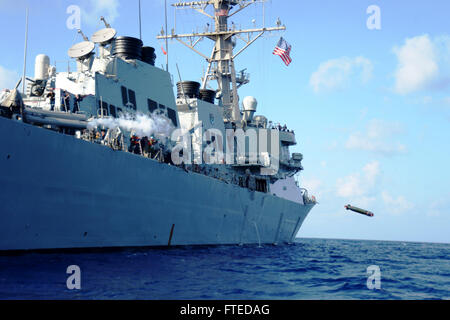 140410-N-CH661-179: MEDITERRANEAN SEA (10. April 2014) - geführte Flugkörper Zerstörer USS Ramage (DDG-61) schießt einen Torpedo während eines Trainings erzielbaren Torpedo. Ramage, Gridley in Norfolk, Virginia, ist auf eine geplante Bereitstellung unterstützen maritimer Sicherheitsoperationen und Sicherheitsbemühungen Zusammenarbeit Theater in den USA 6. Flotte Einsatzgebiet. (Foto: U.S. Navy Mass Communication Specialist 2. Klasse Jared King/freigegeben)  Nehmen Sie das Gespräch auf Twitter (https://twitter.com/naveur navaf) folgen Sie uns auf Facebook (https://www.facebook.com/USNavalForcesEuropeAfrica) und während Sie gerade sind Stockfoto