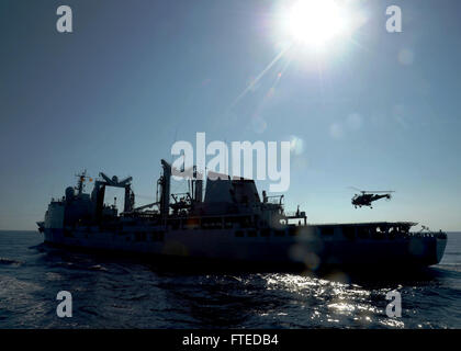 140411-N-CH661-083: Mittelmeer (11. April 2014) - das französische Kommando und Nachschub Schiff Var (A608) nähert sich den geführte Flugkörper-Zerstörer USS Ramage (DDG-61) in Vorbereitung zur Durchführung einer laufenden Nachschub. Ramage, Gridley in Norfolk, Virginia, ist auf eine geplante Bereitstellung unterstützen maritimer Sicherheitsoperationen und Sicherheitsbemühungen Zusammenarbeit Theater in den USA 6. Flotte Einsatzgebiet. (Foto: U.S. Navy Mass Communication Specialist 2. Klasse Jared King/freigegeben)  Nehmen Sie das Gespräch auf Twitter (https://twitter.com/naveur navaf) folgen Sie uns auf Facebook (https://www. Stockfoto