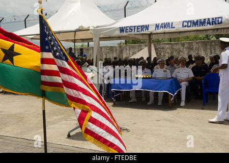 140411-N-ZY039-116 SEKONDI, Ghana (11. April 2014) - gemeinsame US und ghanaischen Kräfte sitzen während der Abschlussfeier für afrikanische Maritime Law Enforcement Partnerschaft (AMLEP). AMLEP, die Betriebsphase von Afrika Partnerschaft Station (APS), vereint US Navy, US-Küstenwache und jeweiligen Afrika Partner maritimen Kräfte aktiv patrouillieren des Partners Hoheitsgewässer und Wirtschaftszone mit dem Ziel Abfangen von Schiffen, die in illegalen Aktivitäten beteiligt sein können. Speerspitze, der US-Marine First-in-Class gemeinsame, High-Speed-Schiff, ist auf seiner Jungfernfahrt Bereitstellung suppor Stockfoto