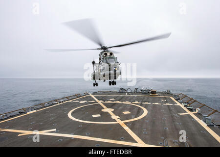 Ein Hubschrauber der rumänischen Marine IAR 330 Puma landet auf der USS Donald Cook im Schwarzen Meer und zeigt die Zusammenarbeit der Marine und militärische Operationen während eines Einsatzes im Rahmen der US-Verteidigungsbemühungen in Europa. Stockfoto