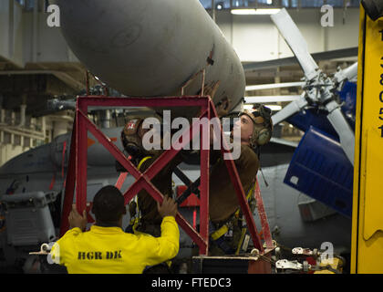 Das Bild zeigt Lance CPL Jacob Siironen und CPL Christopher Smiley, die einen Treibstofftank für die Entladung an Bord der USS Harry S. Truman vorbereiten, einem Flugzeugträger, der 2014 die Zusammenarbeit im Bereich der Seeverkehrssicherheit und Theater im Gebiet der 6. Flotte der USA unterstützte. Stockfoto