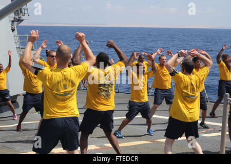 140413-N-ZZ999-002: Indischer Ozean (13. April 2014) - Chief Petty Officers führen eine Gruppe von First Class Unteroffiziere in körperliches Training als Teil den CPO 365 Lehrplan an Bord der geführte Flugkörper-Zerstörer USS Nitze (DDG-94). Nitze ist auf eine geplante Bereitstellung unterstützen maritimer Sicherheitsoperationen und Sicherheitsbemühungen Zusammenarbeit Theater in den USA 6. Flotte Einsatzgebiet. (US Navy Foto von Gunner es Mate Seaman Naquon Kebe/freigegeben) Stockfoto