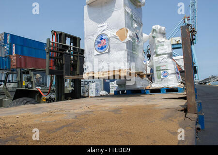 140415-N-ZY039-169 LAGOS, Nigeria (15. April 2014) - Jim Conners, Bootsmann auf gemeinsame, High-Speed-Schiff USNS Speerspitze (JHSV 1), andere Goodwill Materialien unter der US-Marine Project durch Programm. Handclasp ist ein Marine-Programm, die akzeptiert und Goodwill Material an Bord von Marineschiffen für die Verteilung an ausländischen Nationen Empfänger transportiert. Speerspitze werden Materialien und unterstützt die internationalen Kapazitäten Programm Afrika Partnerschaft Station entlasten. (Foto: U.S. Navy Masse Kommunikation Spezialist Seemann Justin R. DiNiro / veröffentlicht) Stockfoto