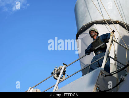 140416-N-CH661-007: AUGUSTA BAY, Italien (16. April 2014) - Gunner es Mate 1. Klasse Damian Perkins, zugeordnet der geführte Flugkörper-Zerstörer USS Ramage (DDG-61), steht auf der Brücke Flügel wie das Schiff in der Bucht Augusta, Italien zieht. Ramage, Gridley in Norfolk, Virginia, ist auf eine geplante Bereitstellung unterstützen maritimer Sicherheitsoperationen und Sicherheitsbemühungen Zusammenarbeit Theater in den USA 6. Flotte Einsatzgebiet. (Foto: U.S. Navy Mass Communication Specialist 2. Klasse Jared King/freigegeben)   Nehmen Sie das Gespräch auf Twitter (https://twitter.com/naveur navaf) folgen Sie uns auf Facebook ( Stockfoto