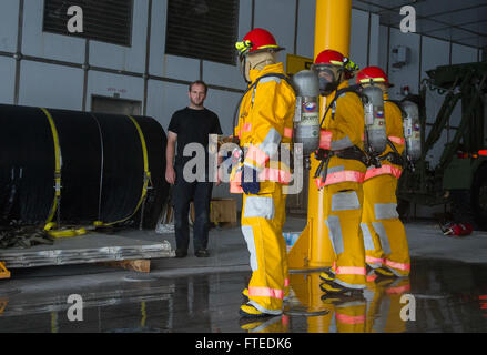 Im Golf von Guinea führen Beamte an Bord der USNS Spearhead (JHSV 1) während des Obangame Express eine chemische, biologische und radiologische Übung durch. Im Mittelpunkt der Übung steht die Verbesserung der regionalen Expertise im Bereich der Sicherheit im Seeverkehr, der Zusammenarbeit und des Verbots der West- und zentralafrikanischen Seestreitkräfte. Stockfoto