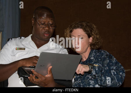 140418-N-NQ697-028 DOUALA, Kamerun - Capt Nguessan Celestin, Côte d ' Ivoire Marine, beschreibt ein Schema und Manöver kurz mit Capt Sueann Schoor Obangame Express 2014.  Obangame Express ist eine US Africa Command-geförderten multinationalen maritimen Übung zur Erhöhung der Sicherheit im Seeverkehr und Sicherheit in den Golf von Guinea.  (Foto: U.S. Navy Mass Communication Specialist 3. Klasse Matt Wright/freigegeben)  Nehmen Sie das Gespräch auf <a href='https://twitter.com/naveur navaf' rel='nofollow'>Twitter</a> folgen Sie uns auf<a href='https://www.facebook.com/USNavalForcesEuropeAfrica' rel='nofollow href='https://www.facebook.com/USNavalForcesEuropeAfrica' rel=''></a href='https://www.facebook.com/USNavalForcesEuropeAfrica' rel='nofollow> Stockfoto