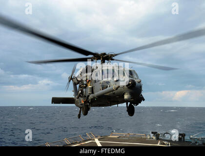 140418-N-CH661-258: Mittelmeer (18. April 2014) - A US Luftwaffe HH - 60 G Pave Hawk Helikopter bereitet auf dem Flugdeck der geführte Flugkörper-Zerstörer USS Ramage (DDG-61) zu landen. Ramage, Gridley in Norfolk, Virginia, ist auf eine geplante Bereitstellung unterstützen maritimer Sicherheitsoperationen und Sicherheitsbemühungen Zusammenarbeit Theater in den USA 6. Flotte Einsatzgebiet. (Foto: U.S. Navy Mass Communication Specialist 2. Klasse Jared King/freigegeben)   Nehmen Sie das Gespräch auf Twitter (https://twitter.com/naveur navaf) folgen Sie uns auf Facebook (https://www.facebook.com/USNavalForcesEurop Stockfoto