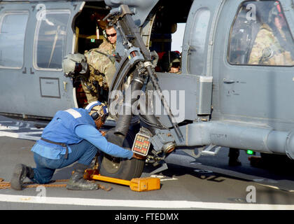 140418-N-CH661-492: MEDITERRANEAN SEA (18. April 2014) - Bootsmann Mate Seemann Jeremiah Bennett sichert Tie-Down Ketten auf einem US-Air Force HH - 60 G Pave Hawk-Hubschrauber auf dem Flugdeck der geführte Flugkörper-Zerstörer USS Ramage (DDG-61). Ramage, Gridley in Norfolk, Virginia, ist auf eine geplante Bereitstellung unterstützen maritimer Sicherheitsoperationen und Sicherheitsbemühungen Zusammenarbeit Theater in den USA 6. Flotte Einsatzgebiet. (Foto: U.S. Navy Mass Communication Specialist 2. Klasse Jared King/freigegeben)   Nehmen Sie das Gespräch auf Twitter (https://twitter.com/naveur navaf) folgen Sie uns auf Fac Stockfoto