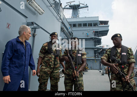 140419-N-IY142-122 Golf von GUINEA, Westafrika (19. April 2014) – kamerunischen Segler ein Besatzungsmitglied an Bord eines Verdächtigen Schiffes, das deutsche Schiff FGS Bonn (A-1413), während einer simulierten Internat als Teil des Obangame Express 2014 folgen. Obangame Express ist eine US Africa Command-geförderten multinationalen maritimen Übung zur Erhöhung der Sicherheit im Seeverkehr und Sicherheit in den Golf von Guinea.  (Foto: U.S. Navy Mass Communication Specialist 2. Klasse John Herman/freigegeben)  Nehmen Sie das Gespräch auf <a href='https://twitter.com/naveur navaf' rel='nofollow'>Twitter</a> folgen Sie uns auf<a href='https://www. href=''></a href='https://www.> Stockfoto