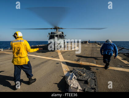 140501-N-KE519-114 Mittelmeer (1. Mai 2014) - bereiten Seeleute an Bord der vorwärts bereitgestellt Arleigh Burke-Klasse geführte Flugkörper Zerstörer USS Donald Cook (DDg-75), Keile und Ketten aus einem SH-60 b Seahawk Hubschrauber zugewiesen, die Vipern der Hubschrauber Anti-Submarine Squadron Licht 48 (HSL-48) vor dem Abflug zu entfernen. Donald Cook, die erste der vier Zerstörer der Arleigh-Burke-Klasse in Rota, Spanien, nach vorne bereitgestellt werden auf einer geplanten Patrouille in den USA dient 6. Flotte Einsatzgebiet als Teil der der Präsident Europäische Phased Adaptive Ansatz (EPAA) zur Raketenabwehr in E Stockfoto