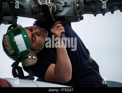 140508-N-KE519-003-Mittelmeer (8. Mai 2014) - Aviation Elektriker Mate 2. Klasse Gilberto Vallerios führt routinemäßige Wartungsarbeiten an eine SH-60 b Seahawk-Hubschrauber, Hubschrauber Anti-Submarine Squadron (Licht) 48 (HSL-48) zugewiesen zwei Ablösung an Bord der Ticonderoga-Klasse geführte Flugkörper Kreuzer USS Vella Gulf (CG-72). Vella Gulf, Gridley in Norfolk, Virginia, ist auf eine geplante Bereitstellung unterstützen maritimer Sicherheitsoperationen und Sicherheitsbemühungen Zusammenarbeit Theater in den USA 6. Flotte Einsatzgebiet. (US Navy Foto von Masse Kommunikation Spezialist Seemann Edward Guttierrez III/R Stockfoto