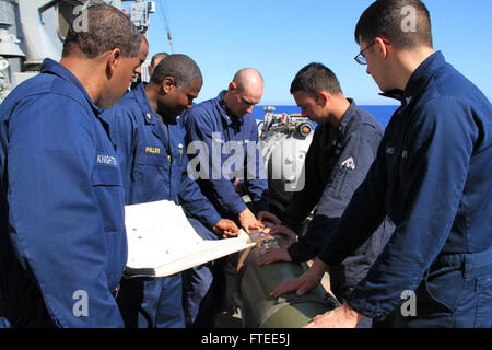 Mittelmeer (13. April 2013) - Chief Sonar Techniker (Oberfläche) Clifton Phillips hält Torpedo Umgang mit Ausbildung an Bord USS Robert G. Bradley (FFG-49). Robert G. Bradley ist in Mayport, Florida, Gridley und Durchführung von maritimen Sicherheits-Operationen und Sicherheitsbemühungen Zusammenarbeit Theater in den USA bereitgestellt wird 6. Flotte Aufgabengebiet. (U.S. Navy Foto von Elektroniker 1. Klasse Daniel Raley/freigegeben) Stockfoto