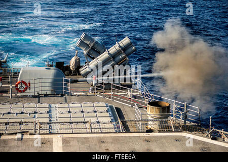 140510-N-KE519-095-Mittelmeer (10. Mai 2014) - der Ticonderoga-Klasse geführte Flugkörper Kreuzer USS Vella Gulf (CG-72) feuert sein Heck montiert 5-Zoll-Geschütz während einem pre-Action Kalibrierung feuern. Vella Gulf, Gridley in Norfolk, Virginia, ist auf eine geplante Bereitstellung unterstützen maritimer Sicherheitsoperationen und Sicherheitsbemühungen Zusammenarbeit Theater in den USA 6. Flotte Einsatzgebiet. (Foto: U.S. Navy Masse Kommunikation Spezialist Seemann Edward Guttierrez III/freigegeben)  Nehmen Sie das Gespräch auf Twitter (https://twitter.com/naveur navaf) folgen Sie uns auf Facebook (https://www.facebook.com/USN Stockfoto