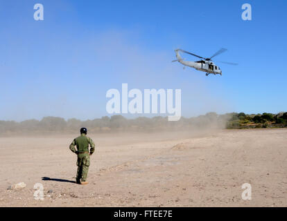 Ein Yeoman der US Navy, der EODMU 8 Detachment Rota zugeteilt wurde, steht als UH-60 Blackhawk Hubschrauber nach dem Abseiltraining auf der Marinestation Rota in Spanien zur Verfügung. Die Übung umfasst eine gemeinsame Ausbildung mit spanischen EOD-Seeleuten. Stockfoto
