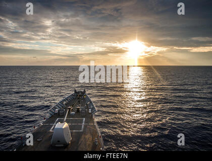 140511-N-KE519-005-Mittelmeer (11. Mai 2014)-der Ticonderoga-Klasse geführte Flugkörper Kreuzer USS Vella Gulf (CG-72)-Transite aufs Mittelmeer. Vella Gulf, Gridley in Norfolk, Virginia, ist auf eine geplante Bereitstellung unterstützen maritimer Sicherheitsoperationen und Sicherheitsbemühungen Zusammenarbeit Theater in den USA 6. Flotte Einsatzgebiet. (Foto: U.S. Navy Masse Kommunikation Spezialist Seemann Edward Guttierrez III/freigegeben)  Nehmen Sie das Gespräch auf Twitter (https://twitter.com/naveur navaf) folgen Sie uns auf Facebook (https://www.facebook.com/USNavalForcesEuropeAfrica), und während Sie sind Stockfoto