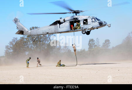 150306-N-BS486-647 NAVAL STATION ROTA, Spanien (6. März 2015) A Spanisch Explosive Ordnance Disposal Segler Fast-Seile von einem UH-60 Blackhawk während einer Übung am Naval Station Rota 6. März 2015. Die Fast-roping Übung war Teil einer gemeinsamen Training Evolution zwischen EODMU 8, Ablösung Rota und Spanisch EOD Segler. (Foto: U.S. Navy Mass Communication Specialist 2. Klasse Grant Wamack/freigegeben) Stockfoto