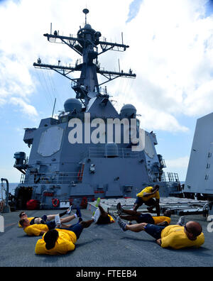 140517-N-AT101-425: Indischer Ozean (17. Mai 2014) – First Class Unteroffiziere, geführte Flugkörper Zerstörer USS Nitze (DDG-94) zugewiesen an CPO 365 körperliches Training auf dem Flugdeck teilnehmen. Nitze, Gridley in Norfolk, Virginia, ist auf eine geplante Bereitstellung unterstützen maritimer Sicherheitsoperationen und Sicherheitsbemühungen Zusammenarbeit Theater in den USA 6. Flotte Einsatzgebiet. (Foto: U.S. Navy Mass Communication Specialist 1. Klasse Maddelin Angebrand) Nehmen Sie das Gespräch auf Twitter (https://twitter.com/naveur navaf) folgen Sie uns auf Facebook (https://www.facebook.com/USNavalForcesEu Stockfoto