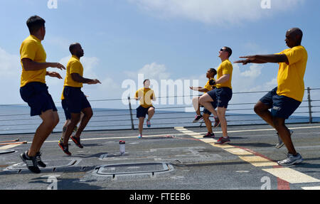 140517-N-AT101-468: Indischer Ozean (17. Mai 2014) – First Class Unteroffiziere, geführte Flugkörper Zerstörer USS Nitze (DDG-94) zugewiesen an CPO 365 körperliches Training auf dem Flugdeck teilnehmen. Nitze, Gridley in Norfolk, Virginia, ist auf eine geplante Bereitstellung unterstützen maritimer Sicherheitsoperationen und Sicherheitsbemühungen Zusammenarbeit Theater in den USA 6. Flotte Einsatzgebiet. (Foto: U.S. Navy Mass Communication Specialist 1. Klasse Maddelin Angebrand) Nehmen Sie das Gespräch auf Twitter (https://twitter.com/naveur navaf) folgen Sie uns auf Facebook (https://www.facebook.com/USNavalForcesEu Stockfoto