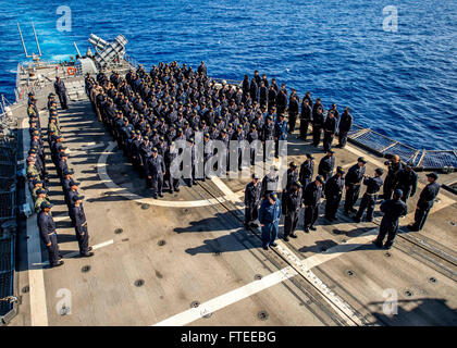 In Formation während einer feierlichen Preisverleihung auf dem Schiff Flugdeck stehen 140517-N-KE519-159-Mittelmeer (17. Mai 2014) - Segler, der Ticonderoga-Klasse geführte Flugkörper Kreuzer USS Vella Gulf (CG-72) zugewiesen. Vella Gulf, Gridley in Norfolk, Virginia, ist auf eine geplante Bereitstellung unterstützen maritimer Sicherheitsoperationen und Sicherheitsbemühungen Zusammenarbeit Theater in den USA 6. Flotte Einsatzgebiet. (Foto: U.S. Navy Masse Kommunikation Spezialist Seemann Edward Guttierrez III/freigegeben)  Nehmen Sie das Gespräch auf Twitter (https://twitter.com/naveur navaf) folgen Sie uns auf Facebook (https://ww Stockfoto