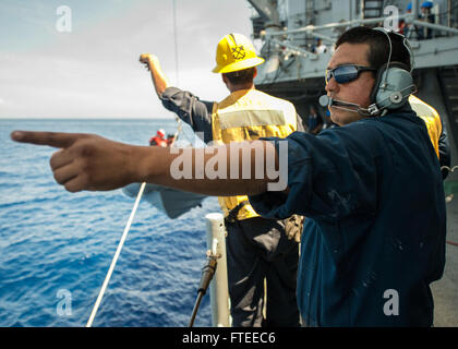 140519-N-KE519-020: Mittelmeer (19. Mai 2014) - Bootsmann Mate 2. Klasse Jeffrey Ronchaquira Punkte zu einem simulierten Unfall als Segler niedriger ein Festrumpf Schlauchboot während ein Mann über Bord training Evolution an Bord der Ticonderoga-Klasse geführte Flugkörper Kreuzer USS Vella Gulf (CG-72). Vella Gulf, Gridley in Norfolk, Virginia, ist auf eine geplante Bereitstellung unterstützen maritimer Sicherheitsoperationen und Sicherheitsbemühungen Zusammenarbeit Theater in den USA 6. Flotte Einsatzgebiet. (Foto: U.S. Navy Masse Kommunikation Spezialist Seemann Edward Guttierrez III/freigegeben)  Nehmen Sie das Gespräch Stockfoto