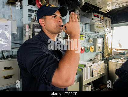 140520-N-KE519-010: Mittelmeer (20. Mai 2014) - Bootsmann Mate 2. Klasse Winder Ramirez-Barrera klingt der Bootsmann Rohr markieren die Stunden von der Brücke der Ticonderoga-Klasse geführte Flugkörper Kreuzer USS Vella Gulf (CG-72). Vella Gulf, Gridley in Norfolk, Virginia, ist auf eine geplante Bereitstellung unterstützen maritimer Sicherheitsoperationen und Sicherheitsbemühungen Zusammenarbeit Theater in den USA 6. Flotte Einsatzgebiet. (Foto: U.S. Navy Masse Kommunikation Spezialist Seemann Edward Guttierrez III/freigegeben)  Nehmen Sie das Gespräch auf Twitter (https://twitter.com/naveur navaf) folgen Sie uns Stockfoto