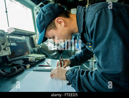 140522-N-KE519-001-Mittelmeer (22. Mai 2014) - Ensign Ryan Hagelin Grundstücke einen Kurs für die Ticonderoga-Klasse geführt-Raketenkreuzer USS Vella Gulf (CG-72) von der Brücke des Schiffs. Vella Gulf, Gridley in Norfolk, Virginia, ist auf eine geplante Bereitstellung unterstützen maritimer Sicherheitsoperationen und Sicherheitsbemühungen Zusammenarbeit Theater in den USA 6. Flotte Einsatzgebiet. (Foto: U.S. Navy Masse Kommunikation Spezialist Seemann Edward Guttierrez III/freigegeben)  Nehmen Sie das Gespräch auf Twitter (https://twitter.com/naveur navaf) folgen Sie uns auf Facebook (https://www.facebook.com/USNavalForcesE Stockfoto