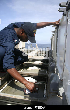 Indischer Ozean (23. April 2013) – des Kanoniers Mate 2. Klasse Anjoe Jeffers führt Wartungsarbeiten an vertikalen Start System Zelle Türen an Bord der geführte Flugkörper-Zerstörer USS Gonzalez (DDG-66). Gonzalez, Gridley in Norfolk, Virginia, wird bereitgestellt, Durchführung von maritimen Sicherheits-Operationen und Sicherheitsbemühungen Zusammenarbeit Theater in den USA 6. Flotte Aufgabengebiet. (US Navy Foto von Lt. j.g. Jon Bullough/freigegeben) Stockfoto