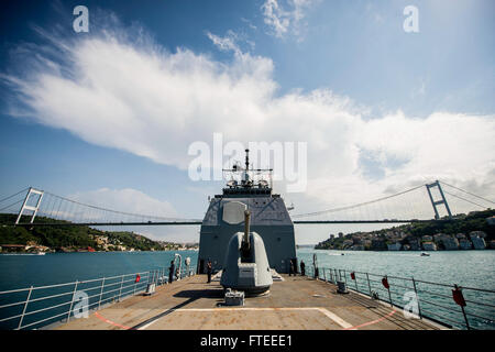 140523-N-KE519-018 ISTANBUL (23. Mai 2014) - der Ticonderoga-Klasse geführte Flugkörper Kreuzer USS Vella Gulf (CG-72) unterquert die Fatih Sultan Mehmet-Brücke, wie es den Bosporus auf dem Weg zum Schwarzen Meer-Transite. Vella-Golf in einer Multi-mission Rolle in den USA bereitgestellt wird 6. Flotte Einsatzgebiet für die regionale maritime Sicherheit beizutragen und Operationen der NATO und Bereitstellungen in der gesamten Region zu unterstützen. (Foto: U.S. Navy Masse Kommunikation Spezialist Seemann Edward Guttierrez III/freigegeben)  Nehmen Sie das Gespräch auf Twitter (https://twitter.com/naveur navaf) folgen Sie uns auf Gesicht Stockfoto