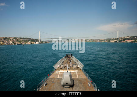 140523-N-KE519-014 ISTANBUL (23. Mai 2014) - Ansätze der Ticonderoga-Klasse geführte Flugkörper Kreuzer USS Vella Gulf (CG-72) die Bosporus-Brücke, wie es den Bosporus auf dem Weg zum Schwarzen Meer-Transite. Vella-Golf in einer Multi-mission Rolle in den USA bereitgestellt wird 6. Flotte Einsatzgebiet für die regionale maritime Sicherheit beizutragen und Operationen der NATO und Bereitstellungen in der gesamten Region zu unterstützen. (Foto: U.S. Navy Masse Kommunikation Spezialist Seemann Edward Guttierrez III/freigegeben)  Nehmen Sie das Gespräch auf Twitter (https://twitter.com/naveur navaf) folgen Sie uns auf Facebook (https Stockfoto