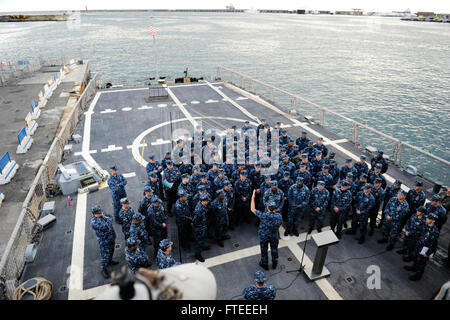 140129-N-XZ912-002 Neapel, Italien (24. Januar 2014) Vice Admiral Phil Davidson, Commander, U.S. 6. Flottille, befasst sich mit die Crew von Oliver Hazard Perry-Klasse Fregatte USS Taylor (FFG 50) während eines Anrufs alle Hände. Während des Besuchs Davidson auch tourte das Schiff und das Schiff Führungspositionen traf. (Foto: U.S. Navy Mass Communication Specialist 1. Klasse Christopher B. Stoltz/freigegeben) Nehmen Sie das Gespräch auf Twitter (https://twitter.com/naveur navaf) folgen Sie uns auf Facebook (https://www.facebook.com/USNavalForcesEuropeAfrica), und während Sie gerade dabei sind uns auf Google + (https://plus-out Check Stockfoto