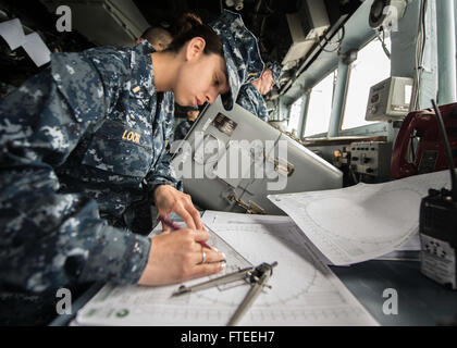 140530-N-KE519-009-Schwarzmeer (30. Mai 2014) - Ensign Karina Loor Grundstücke einen Kurs für die Ticonderoga-Klasse geführt-Raketenkreuzer USS Vella Gulf (CG-72) von der Brücke des Schiffs, wie das Schiff nähert sich Varna, Bulgarien. Vella-Golf in einer Multi-mission Rolle in den USA bereitgestellt wird 6. Flotte Einsatzgebiet für die regionale maritime Sicherheit beizutragen und Operationen der NATO und Bereitstellungen in der gesamten Region zu unterstützen. (Foto: U.S. Navy Mass Communication Specialist 3. Klasse Edward Guttierrez III/freigegeben)  Nehmen Sie das Gespräch auf Twitter (https://twitter.com/naveur navaf) folgen Sie uns auf Facebo Stockfoto