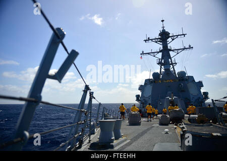 140531-N-AT101-240 indischen Ozean (31. Mai 2014) – Joggen First Class Unteroffiziere, geführte Flugkörper Zerstörer USS Nitze (DDG-94) zugewiesen an Ort als eine Aufwärmübung für eine CPO 365 körperliches Training Session auf dem Vorschiff. Nitze, Gridley in Norfolk, Virginia, ist auf eine geplante Bereitstellung unterstützen maritimer Sicherheitsoperationen und Sicherheitsbemühungen Zusammenarbeit Theater in den USA 6. Flotte Einsatzgebiet. (Foto: U.S. Navy Mass Communication Specialist 1. Klasse Maddelin Angebrand)  Join die Konversation auf Twitter (https://twitter.com/naveur navaf) folgen Sie uns auf Facebook (Https: Stockfoto