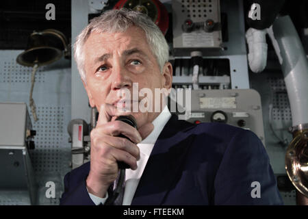 140531-N-ZX718-047 CONSTANTA, Rumänien (5. Juni 2014) - US-Verteidigungsminister Chuck Hagel richtet sich die Crew der Ticonderoga-Klasse geführte Flugkörper Kreuzer USS Vella Gulf (CG-72). Vella-Golf in einer Multi-mission Rolle in den USA bereitgestellt wird 6. Flotte Einsatzgebiet für die regionale maritime Sicherheit beizutragen und Operationen der NATO und Bereitstellungen in der gesamten Region zu unterstützen. (Foto: U.S. Navy Operations Specialist Seemann Andrew Clark/freigegeben)  Nehmen Sie das Gespräch auf Twitter (https://twitter.com/@USNavyEurope) folgen Sie uns auf Facebook (https://www.facebook.com/USNavalForcesEuropeA Stockfoto