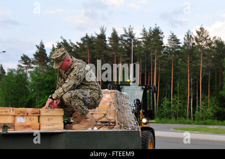 140605-N-MV308-261 ÄMARI AIR BASE, Estland (5. Juni 2014) - Aviation Ordnanceman 1. Klasse Mark Everett, zugewiesen an "Steinadler" des Patrol Squadron (VP) 9, markiert Sonarbojen für Übung Baltic Operations (BALTOPS) 2014 verwendet werden. Im 42. Jahr ist Übung BALTOPS eine multinationale Marineübung unter der Leitung von US Naval Forces Europe/U.S. 6. Flotte, mit Sitz in Neapel, Italien. Bei der jährlichen Übung Seeleute arbeiten Side-by-Side mit Personal aus verschiedenen Partnerstaaten an Land und auf See und werden vertraut mit den militärischen operativen Verfahren und Praktiken der teilnehmenden n Stockfoto