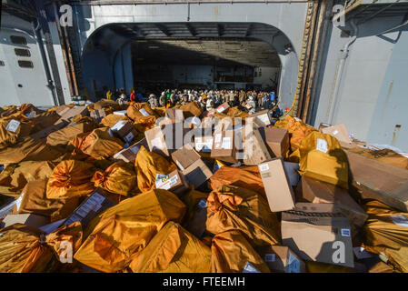 140605-N-HO612-015 Mittelmeer (5. Juni 2014) Marines zugewiesen zu bekämpfen Cargo Transport Mail aus dem Hafen Flugzeug Aufzug in den Hangar Bucht auf amphibischer Angriff Schiff USS Bataan (LHD-5) am 5. Juni. Bataan, mit Elementen aus der 22. Marine Expeditionary Unit ist in den USA operierende 6. Flotte von Operationen, die Reaktion auf die Krise der USA erweitern der Kräfte in der Region. (U.S. Navy Photo by Massenkommunikation Spezialist 3. Klasse Erik Foster/freigegeben) Stockfoto