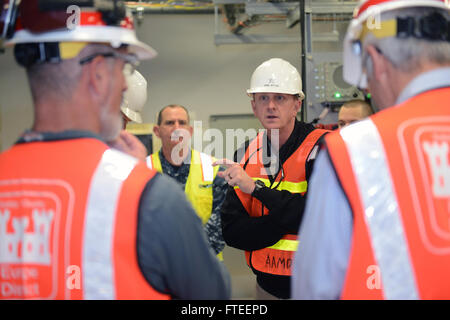 151005-N-LN337-126 NAVAL SUPPORT FACILITY DEVESELU, Rumänien (5. Oktober 2015) - Rear Admiral Johnny Wolfe, Missile Defense Agency Program Manager für Aegis Ballistic Missile Defense in Dahlgren, Virginia, spricht mit Personal während einer Tournee der Aegis an Land Missile Defense System am Naval Support Facility (NSF) Deveselu 5. Oktober 2015.  Während seines Besuchs konnte Wolfe tour die Installation, sprechen mit den Seeleuten und den Gesamtfortschritt der Bau an der Basis zu sehen. NSF-Deveselu, eine Schirmherrschaft an Land Missile Defense Anlage befindet sich in Süden-zentralem Rumänien, ist Heimat der Aegis an Land-Raketenabwehr Stockfoto