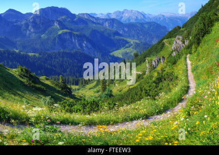 Schöne Aussicht von oben Seilbahn über dem Königssee-See auf Schneibstein Bergrücken. Grenze des deutschen und österreichischen Alpen, Stockfoto