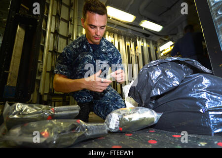 Jesse LeFlesch führt an Bord der USS Nitze (DDG 94) eine Bestandsaufnahme der erste-Hilfe-Koffer durch. Das Schiff ist in Seeverkehrssicherheits- und Kooperationsoperationen tätig und demonstriert seine Rolle bei der Gewährleistung der Sicherheit im Einsatzgebiet der 6. US-Flotte während des Einsatzes. Stockfoto