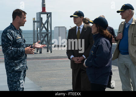 140611-N-EZ054-063 Ostsee (11. Juni 2014) Captain Craig A. Clapperton, Kommandierender Offizier der US 6. Flotte Kommando- und Schiff USS Mount Whitney (LCC-20), bespricht Zählpunkten an Bord der Mount Whitney mit schwedischen Würdenträger und US-Botschafter in Schweden während der Baltic Operations (BALTOPS) 2014. Jetzt in seinem 42. Jahr ist BALTOPS eine jährliche, multinationale Übung zur Verbesserung der maritimen Fähigkeiten und Interoperabilität und Stabilität in der Region zu unterstützen. (Foto: U.S. Navy Mass Communication Specialist 3. Klasse Luis R. Chavez Jr/freigegeben) Stockfoto