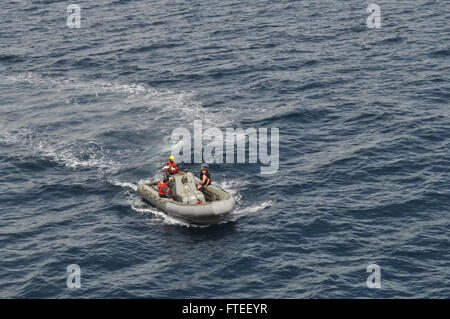 141121-N-KT328-010 mediterran (21. November 2014) – Seeleute, die USS Samuel B. Roberts (FFG-58) zugewiesen führen eine Funktionsprüfung auf einem Festrumpf-Schlauchboot nach der Durchführung der vorbeugenden Wartung, November 21. Samuel B. Roberts, eine geführte Raketen Fregatte Gridley in Mayport in Florida führt Marinebetriebe in den USA 6. Flotte Bereich der Maßnahmen zur Erhöhung der Sicherheit der Vereinigten Staaten in Europa und Afrika interessiert. (Foto: U.S. Navy Ensign Evan Albright) Stockfoto