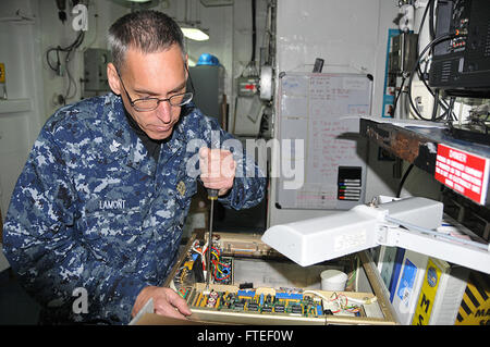 140614-N-ZZ999-040 USS MOUNT WHITNEY LCC20 (15. Juni 2014) Elektroniker / 1. Klasse Steven Lamont beginnt Reparaturen auf einem Hochfrequenz-Sender während der Baltic Operations (BALTOPS) 2014. Petty Officer Lamont ist eine von mehreren Reservisten USS Mount Whitney derzeit zugewiesen. Jetzt in seinem 42. Jahr ist BALTOPS eine jährliche, multinationale Übung mit dem Ziel der Verbesserung maritimen Fähigkeiten, die Interoperabilität und die Unterstützung der regionalen Stabilität. (Foto: U.S. Navy Mass Communication Specialist 1. Klasse Adam C. Stapleton/freigegeben) Stockfoto