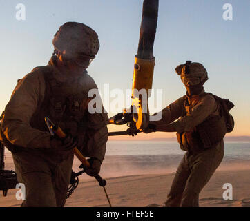 151029-M-WC184-007 PINHEIRO DA CRUZ, PRAIA DA RAPOSA, Portugal – US-Marine Lance Cpl. Micah Englisch, eine Landung-Support-Spezialisten mit der Landung unterstützen Ablösung, 26. Marine Expeditionary Unit begann auf dem amphibious Transport Dock Schiff USS Arlington (LPD 24) läuft heraus von unterhalb einer CH-53E Super Stallion mit Marine Medium Tilt Rotor Squadron 162 (VMM-162), 26. MEU, unternahm die USS Arlington , die angeschlossenen Schlinge während einer Übung Aussenlift auf Pinheiro Da Cru hält schwebt, während der U.S. Marine Lance Cpl. James Stamper, eine Landung-Support-Spezialisten Stockfoto