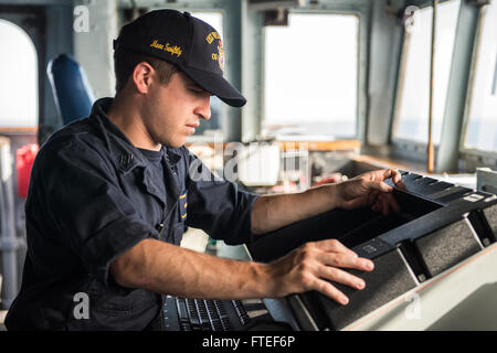 140627-N-KE519-003 Mittelmeer (27. Juni 2014) Lt. Robert Harned überwacht den Verlauf der Ticonderoga-Klasse geführt-Raketenkreuzer USS Vella Gulf (CG-72) von der Brücke des Schiffs. Vella-Golf, in Norfolk, Virginia, Gridley führt Marineoperationen mit Verbündeten in den USA 6. Flotte Tätigkeitsbereich um Sicherheit und Stabilität in Europa voranzubringen. (Foto: U.S. Navy Mass Communication Specialist 3. Klasse Edward Guttierrez III/freigegeben)  Nehmen Sie das Gespräch auf Twitter (https://twitter.com/naveur navaf) folgen Sie uns auf Facebook (https://www.facebook.com/USNavalForcesEuropeAfri Stockfoto